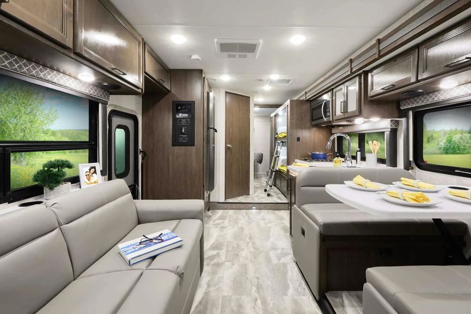best-class-c-rvs-for-large-families-grid-YfAGPxEAAB8AychW.jpg