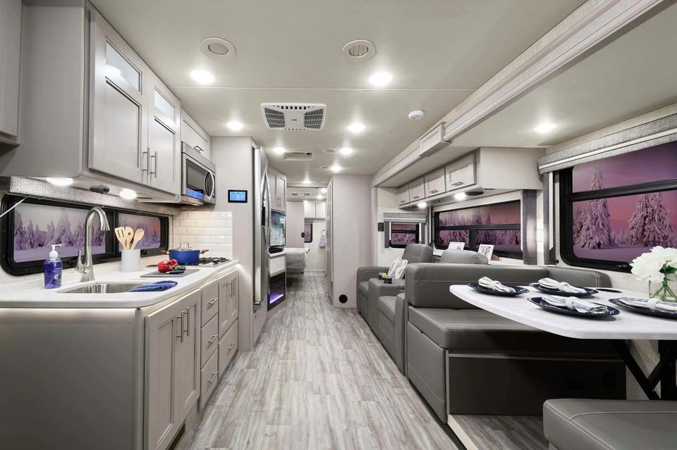 thor-motor-coach-expands-lineup-of-class-cs-grid-YhfeXRIAAC0A7dwL.jpg