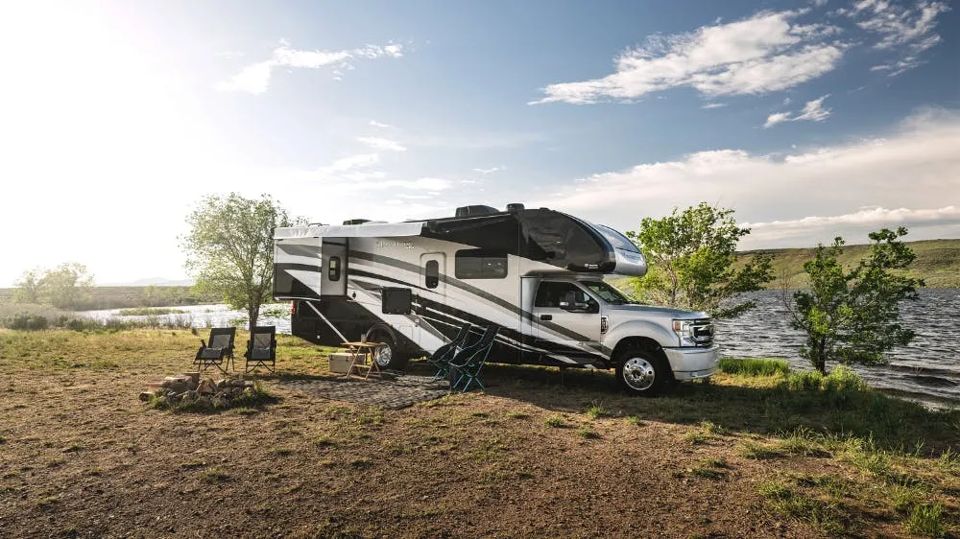 thor-motor-coach-showcases-new-products-at-the-2023-hershey-rv-show-grid-ZPo9TxIAACAAyq2w.png