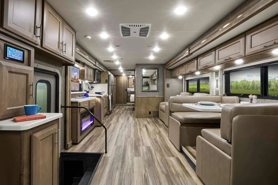 thor-motor-coach-class-a-diesel-rvs-welcome-new-designs-grid-YeXYGREAACAAnDKQ.jpg