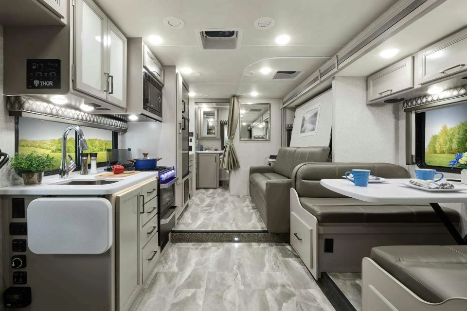 thor-motor-coachs-class-c-motorhomes-welcome-new-floor-plans-grid-YfASVREAACIAyf_F.jpg