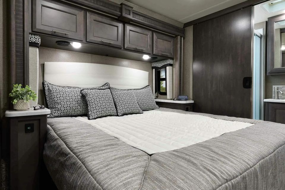 glamping-101-guide-to-glamorous-camping-grid-YqyriBEAAC0AT-Si.jpg