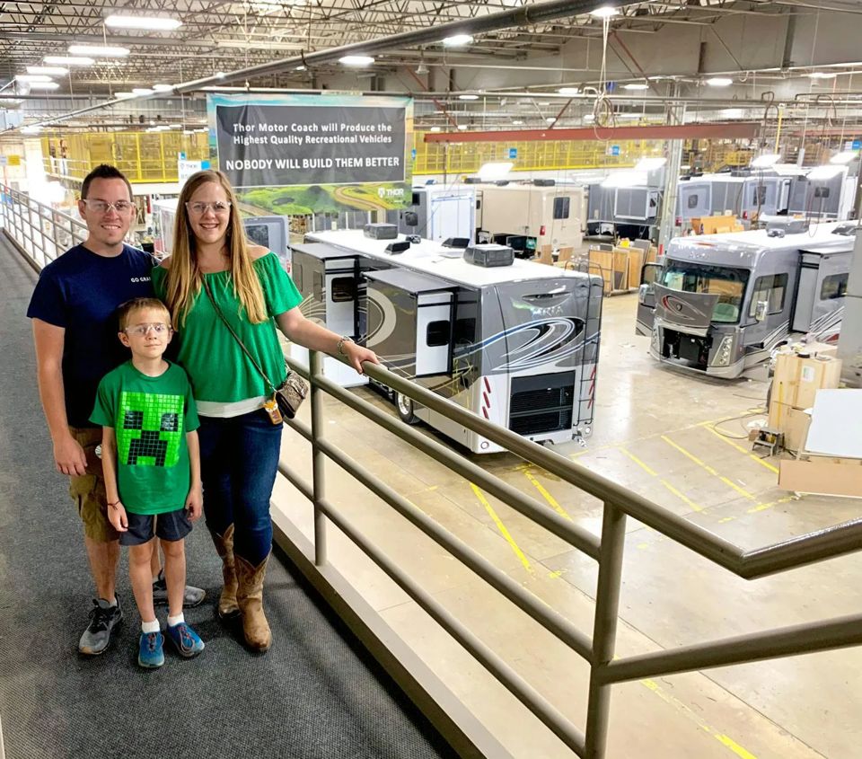 hangin-with-the-hagens-on-a-factory-tour-grid-Yh4usRIAAC8ACk3m.jpg