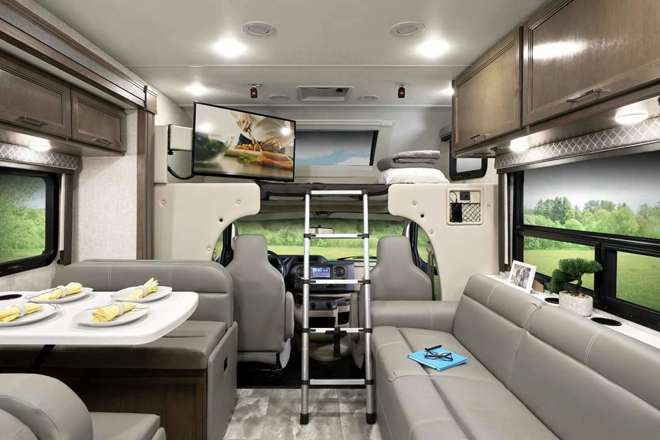 motorhome-organization-with-the-bouchets-grid-YfBNJREAAB8AyxAJ.jpg