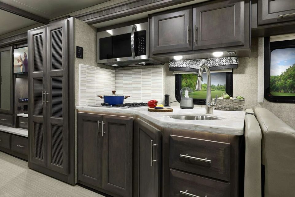 best-class-c-rvs-for-large-families-grid-YfByhREAAB8Ay70c.jpg
