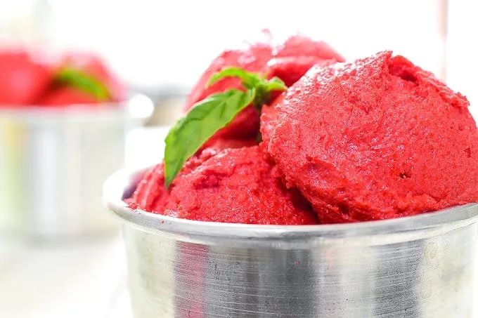 tasty-summer-treats-grid-YrRrbREAACcAqYD9.jpg