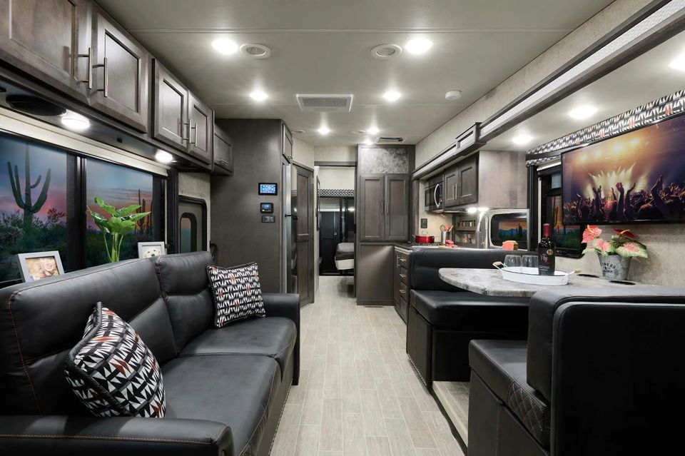 toy-haulers-are-more-than-a-garage-on-wheels-grid-YeW6DBEAAB8Am6iy.jpg