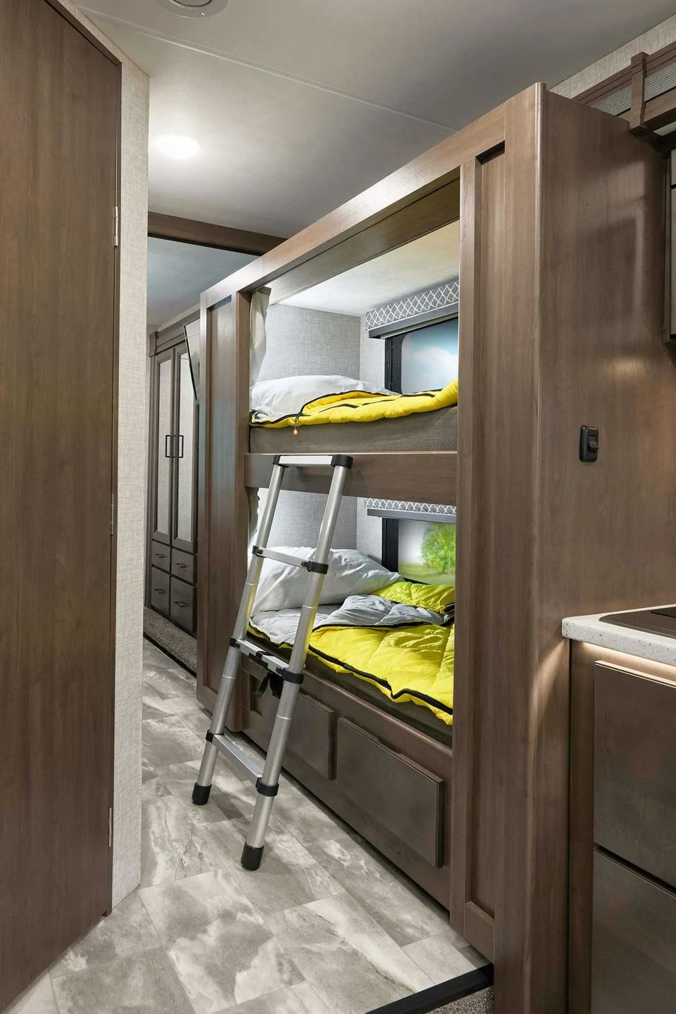 motorhome-organization-with-the-bouchets-grid-YfAGPxEAACEAycha.jpg