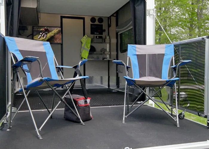 its-a-patio-party-grid-Yg5hqBIAACkAxKYO.jpg