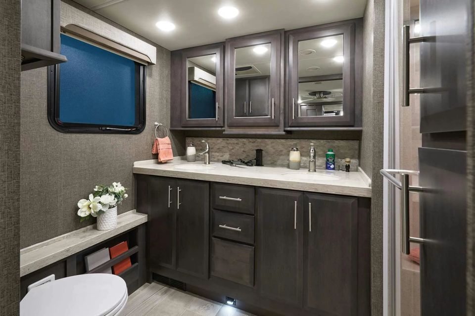 thor-motor-coach-class-a-diesel-rvs-welcome-new-designs-grid-YebmzBEAACEAoQF_.jpg