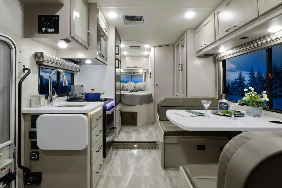 thor-motor-coachs-class-c-rvs-offer-style-and-high-tech-features-grid-YfARRxEAACAAyfr6.jpg