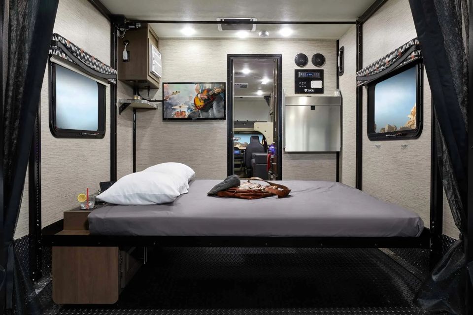 work-and-play-toy-haulers-grid-YfMDyREAACwAYz8e.jpg