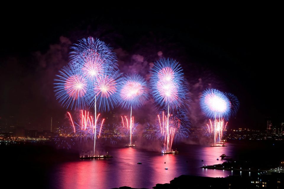 best-firework-shows-grid-Yr75LREAACQA1rm4.jpeg