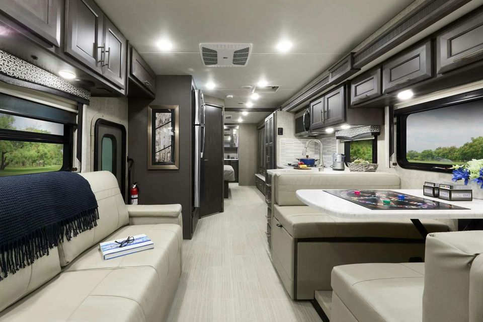 best-class-c-rvs-for-large-families-grid-YfByhhEAACIAy70d.jpg