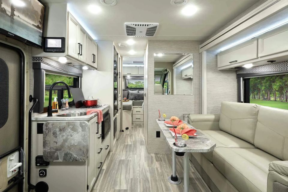 thor-motor-coach-improves-ruv-motorhomes-with-drivability-upgrades-and-floor-plans-grid-YeHFixEAACEAijpP.jpg
