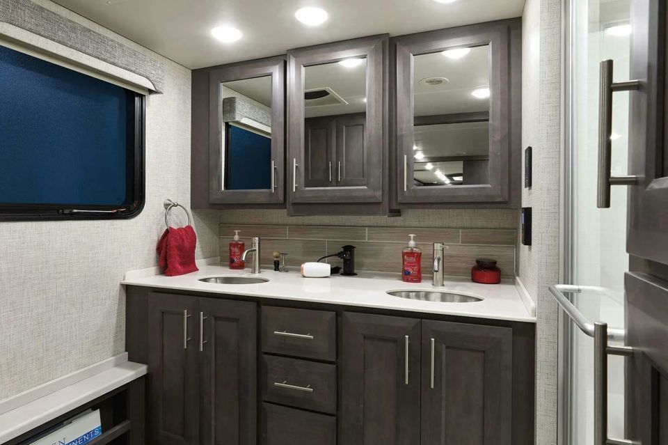 glamping-101-guide-to-glamorous-camping-grid-YqyrwxEAACoAT-Wv.jpg