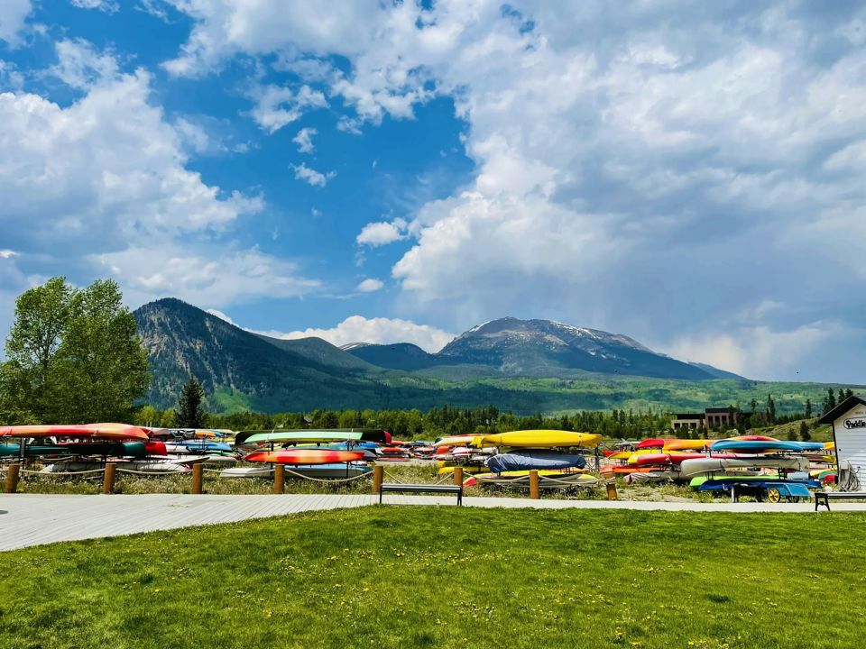 colorful-colorado-and-rv-life-grid-Y1GohRAAACMAu1vn.jpg