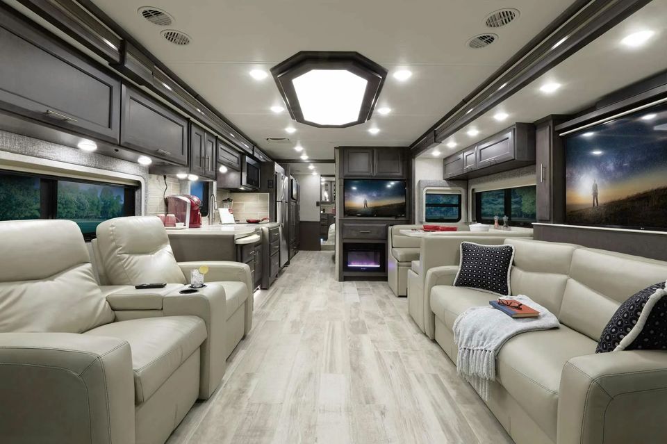 thor-motor-coach-on-display-at-the-2021-hershey-rv-show-grid-YeX53xEAACIAnMxM.jpg